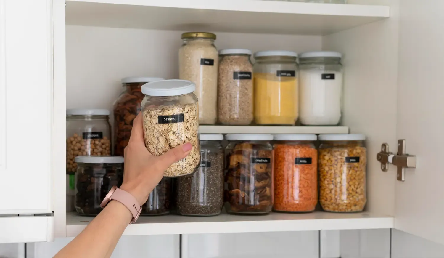 Les indispensables du placard : ces 20 produits qui sauvent les repas de dernière minute