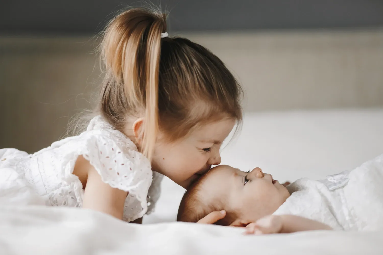 Préparer son enfant à l'arrivée d'un nouveau bébé : guide par âge